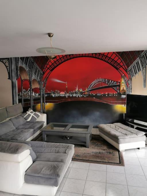 Photo de la galerie de l'établissement Maison avec jacuzzi et jardin, à Landivisiau