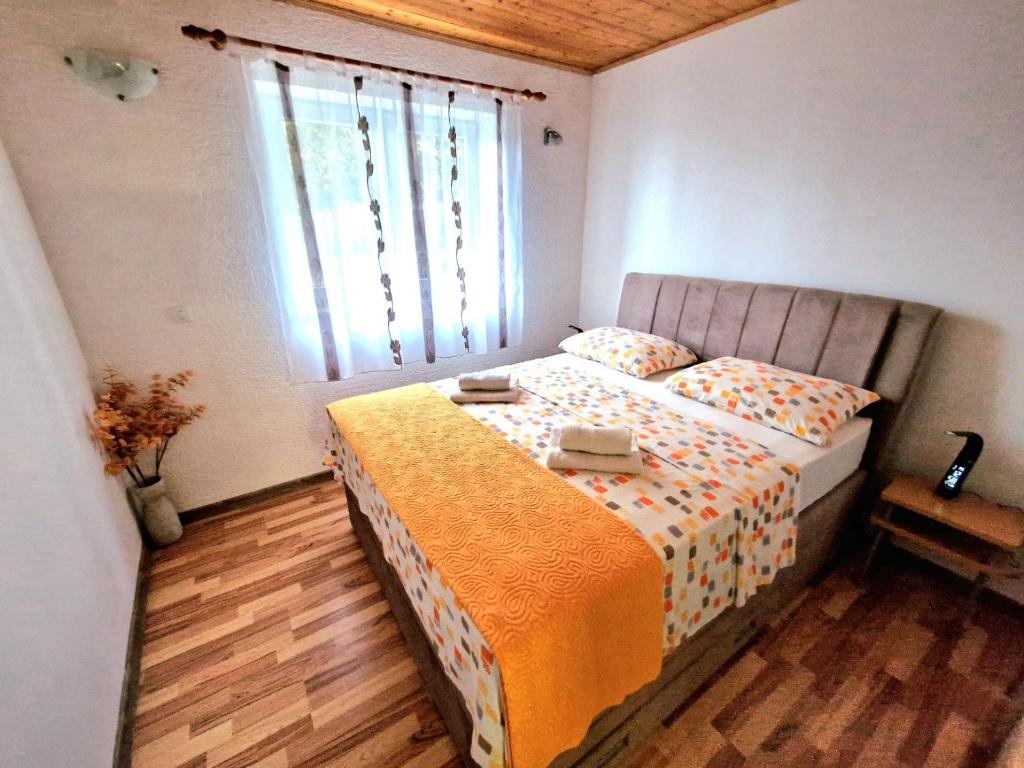 - une chambre avec un lit et une fenêtre dans l'établissement Bugenvilija apartment, à Šibenik