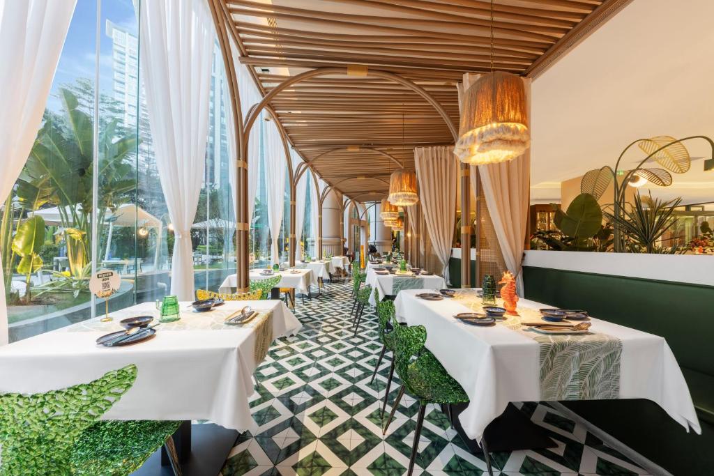Restaurace v ubytování Vanburgh Hotel - Free shuttle bus transfer during Canton Fair