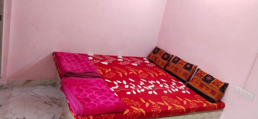 Hotel Parvati Stey Home Ujjain房間的床