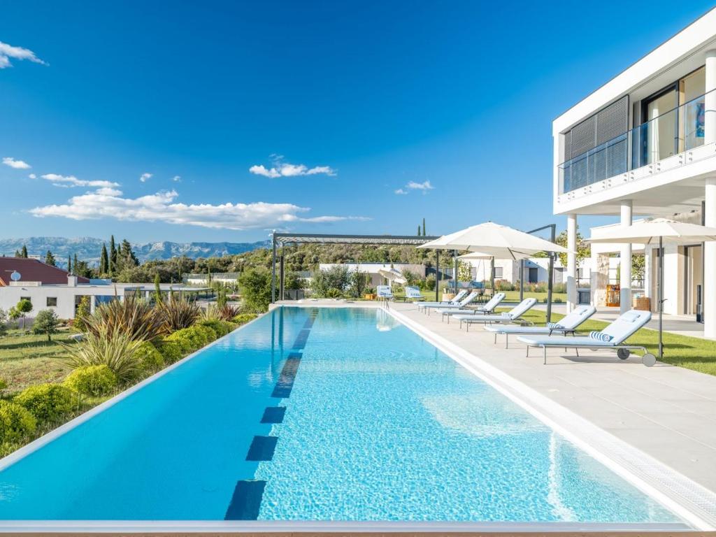 Bazén v ubytování Luxury villa Bracchia Magic Retreat II with heated pool - Skrip nebo v jeho okolí