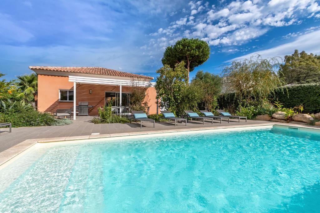 - une piscine en face d&#39;une maison dans l&#39;établissement Domaine Villas Mandarine Private Pools &amp; Spa, à Calvi