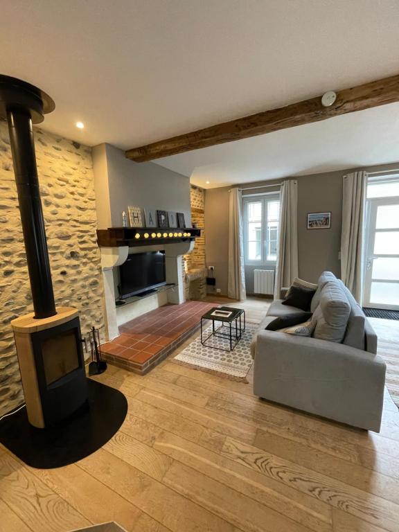 sala de estar con sofá y chimenea en Loft de charme en centre-ville, en Pau