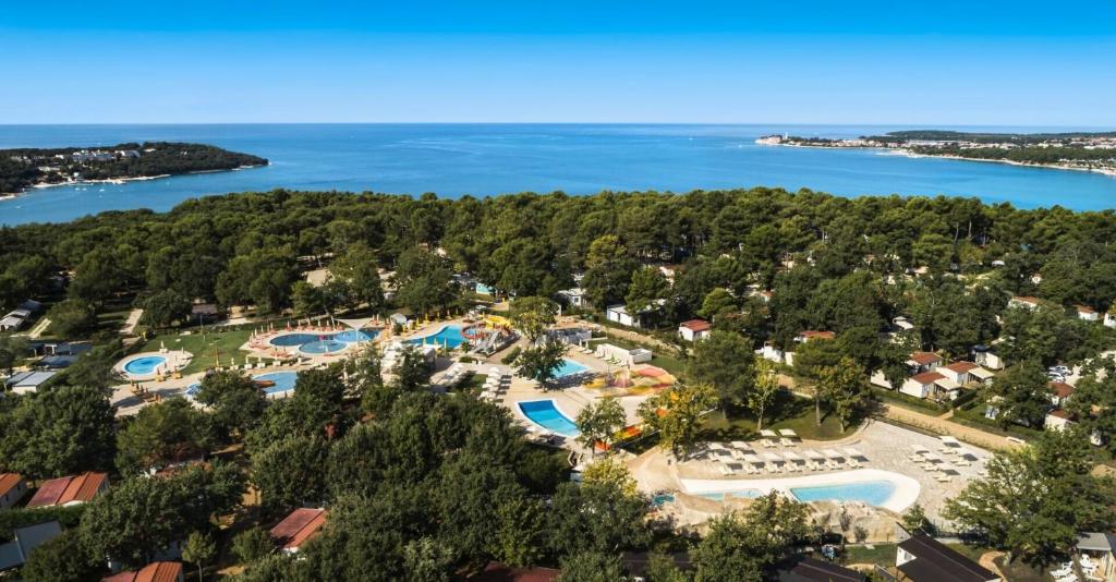 - une vue aérienne sur le complexe et le parc aquatique dans l'établissement Camping Lanterna Premium Resort - Vacansoleil Maeva, à Poreč