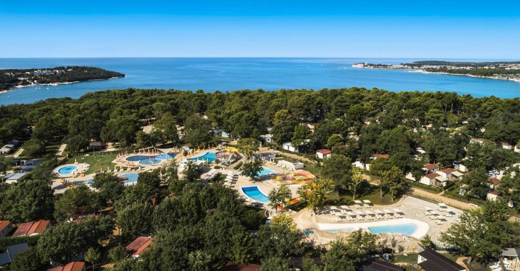 Et luftfoto af Camping Lanterna Premium Resort - Vacansoleil Maeva