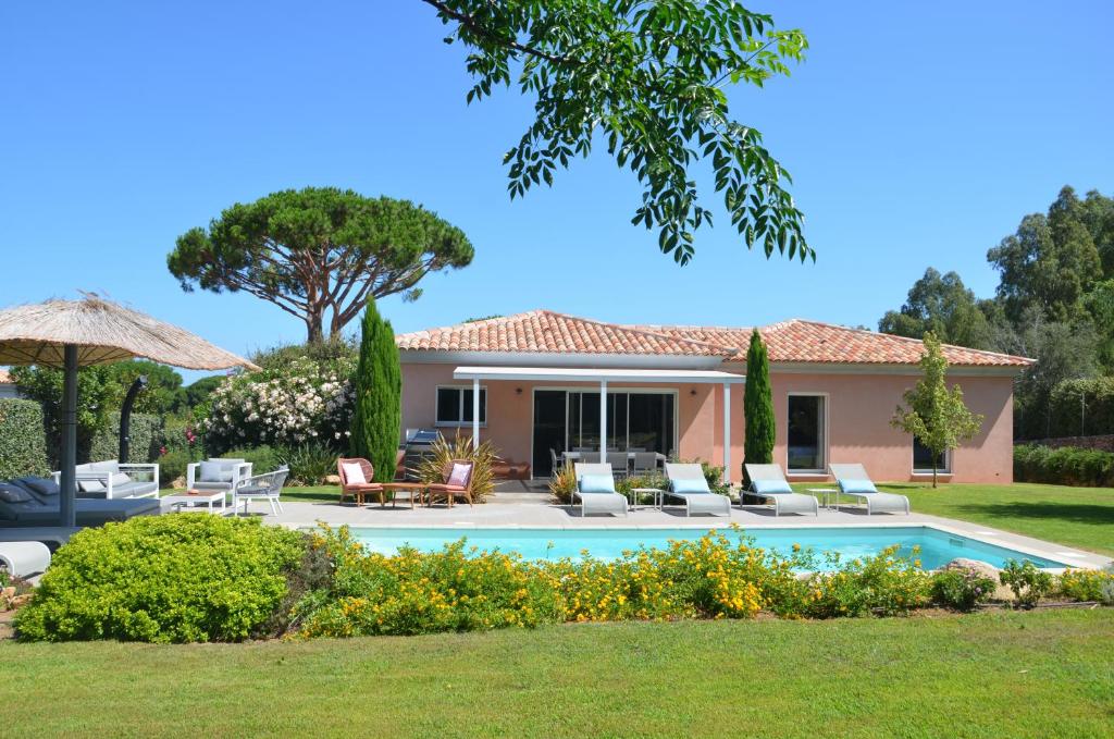 une villa avec une piscine et une maison dans l&#39;établissement Domaine Villas Mandarine Private Pools &amp; Spa, à Calvi