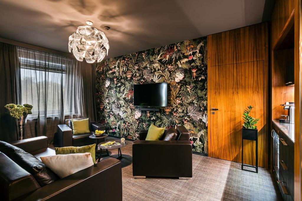 un soggiorno con divano e TV a parete di Hotel International Brno a Brno