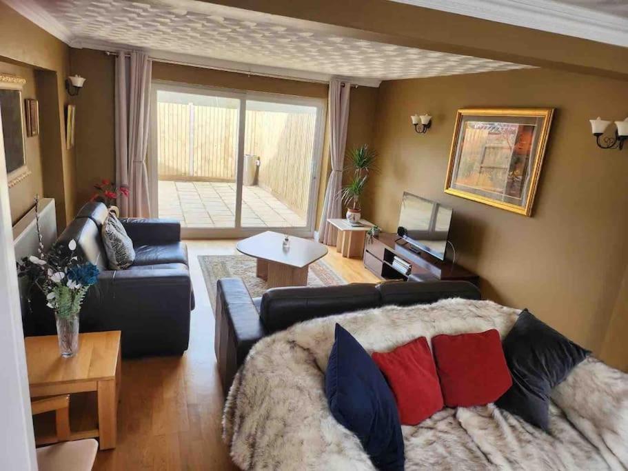 ein Wohnzimmer mit einem Sofa und einem Tisch in der Unterkunft Heath Farm cottage in Newport