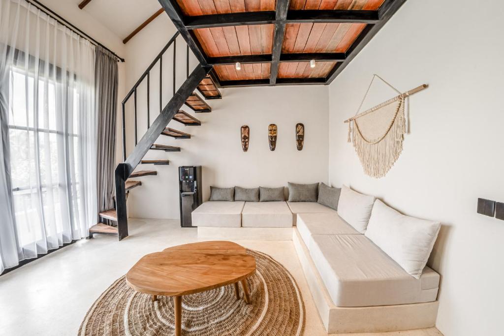 Posezení v ubytování Sarang Apartments by EVDEkimi Ubud