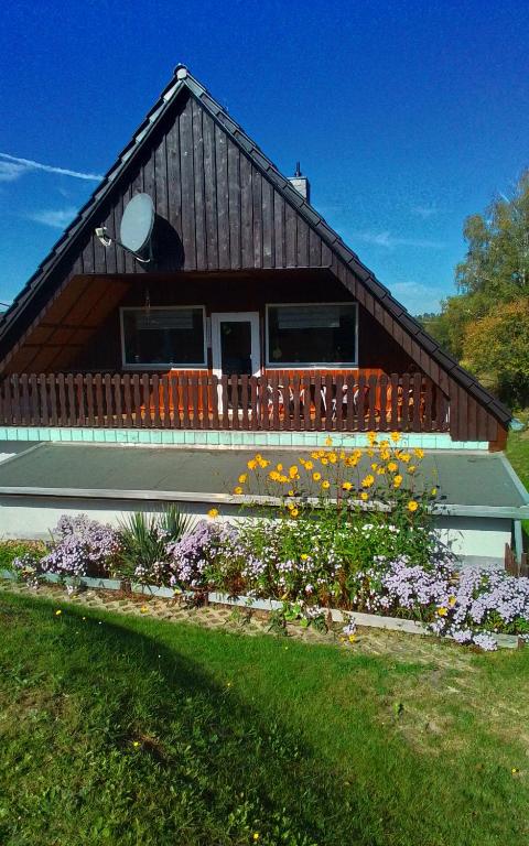 a house with flowers in front of it at Weitblick am Hankehübel in Hohnstein