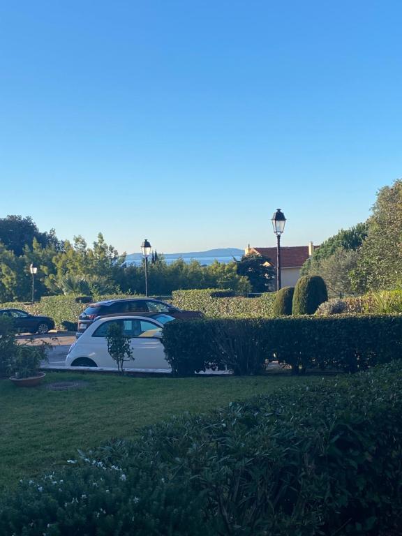 une voiture garée sur un parking dans l'établissement Le jas de Pépoune, à La Croix-Valmer