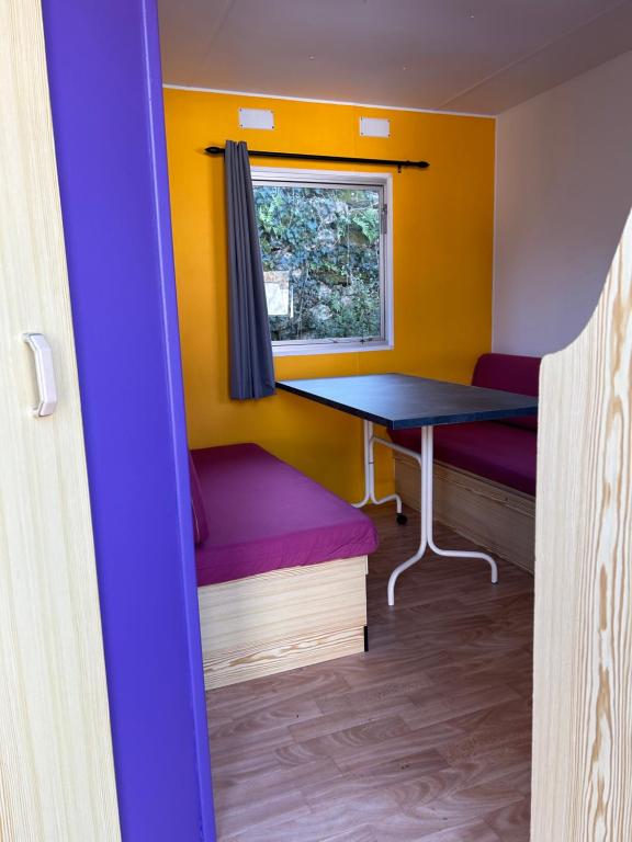 a room with a table and a window at Camping Beaussement TWENTY in Chauzon