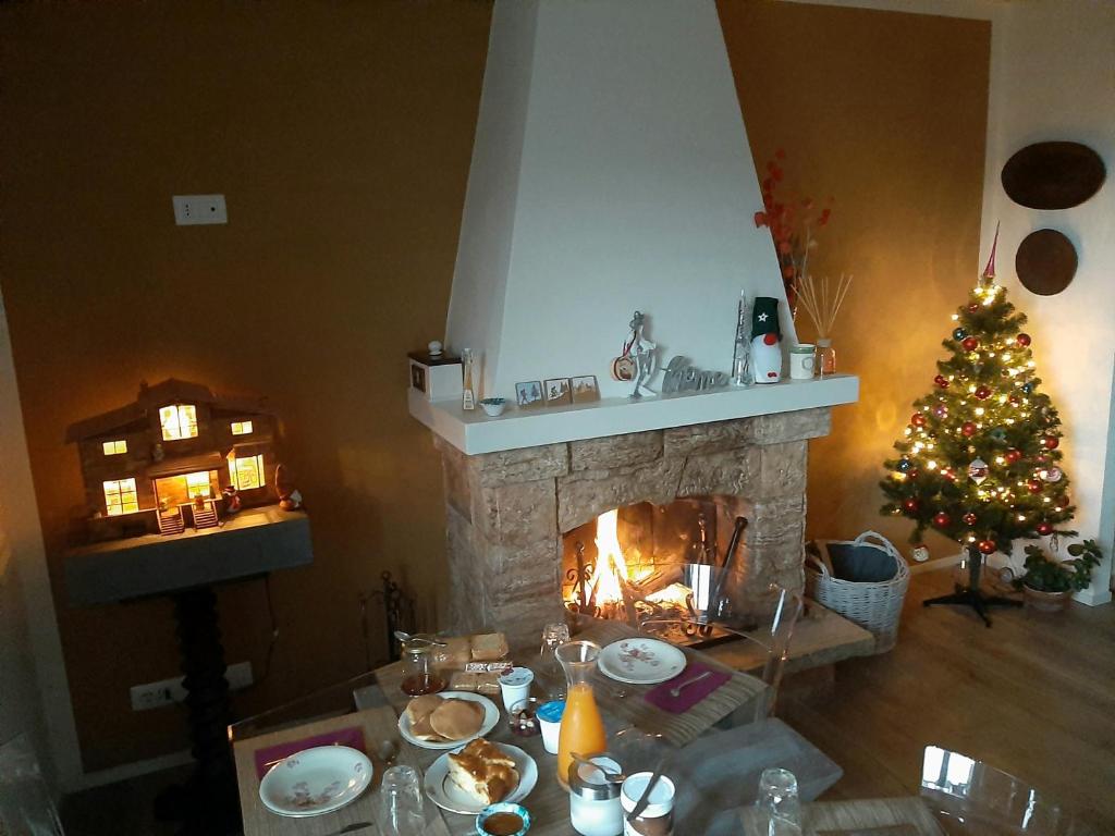 MoggionaB&B degli Allori的客厅配有圣诞树和壁炉