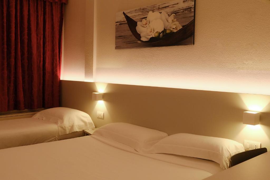 Postel nebo postele na pokoji v ubytování Hotel Motel 2000