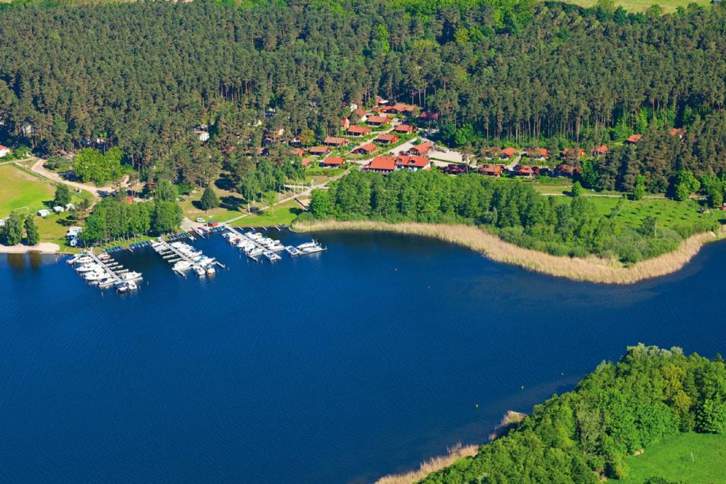 an aerial view of a lake with boats in it at Ferienwohnung Maribell in Jabel
