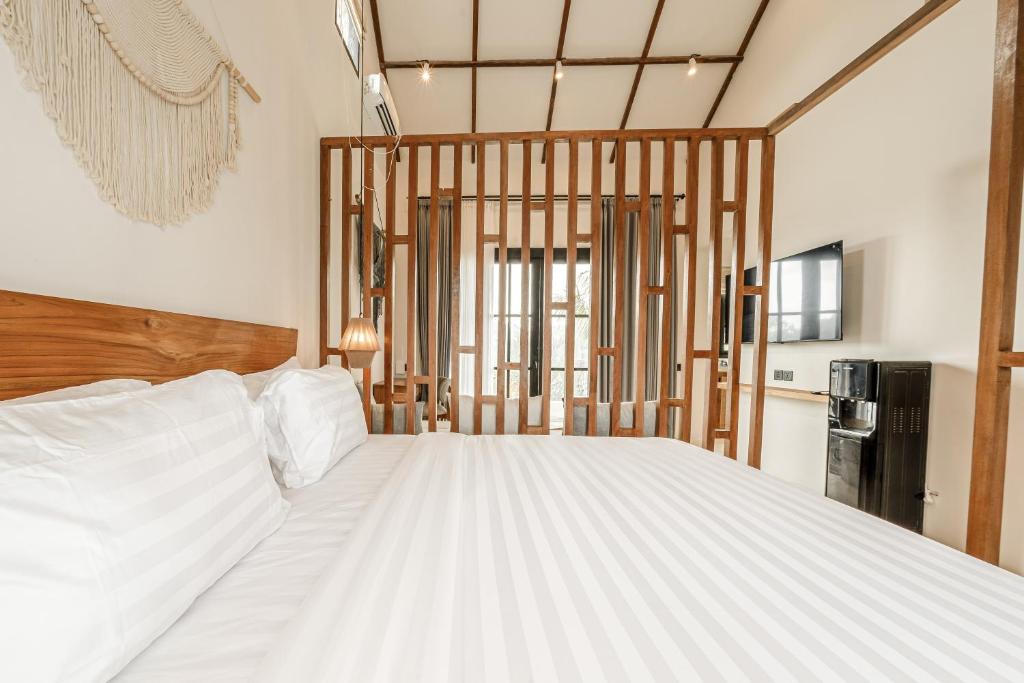 Postel nebo postele na pokoji v ubytování Sarang Apartments by EVDEkimi Ubud