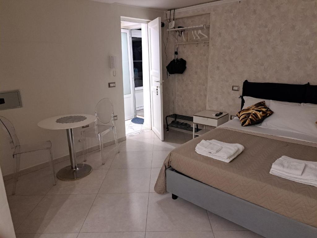 Łóżko lub łóżka w pokoju w obiekcie Amendola Rooms