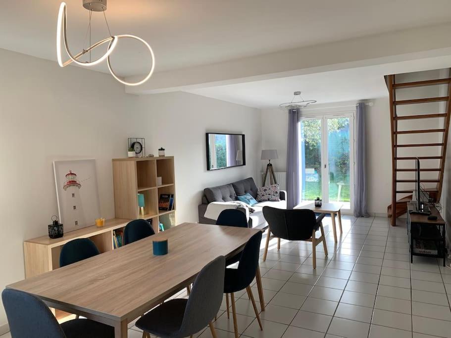 un salon avec une table et des chaises en bois dans l'établissement TY ARVOR Maison à 5 minutes de la plage Concarneau, à Concarneau