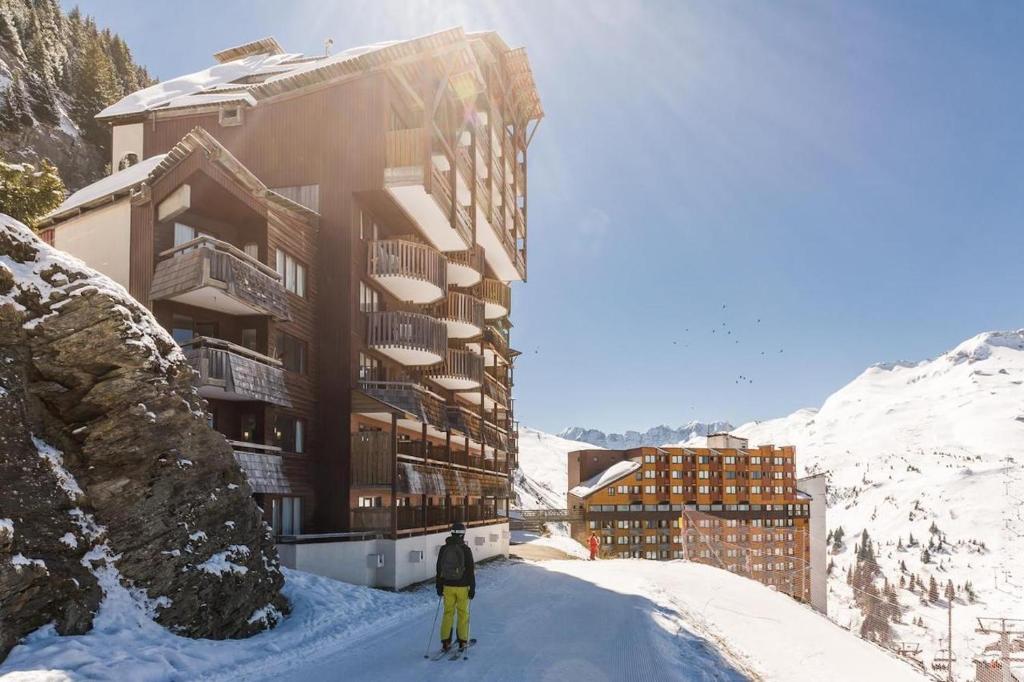 a person on skis in the snow in front of a building at Résidence Antarès - Avoriaz in Avoriaz