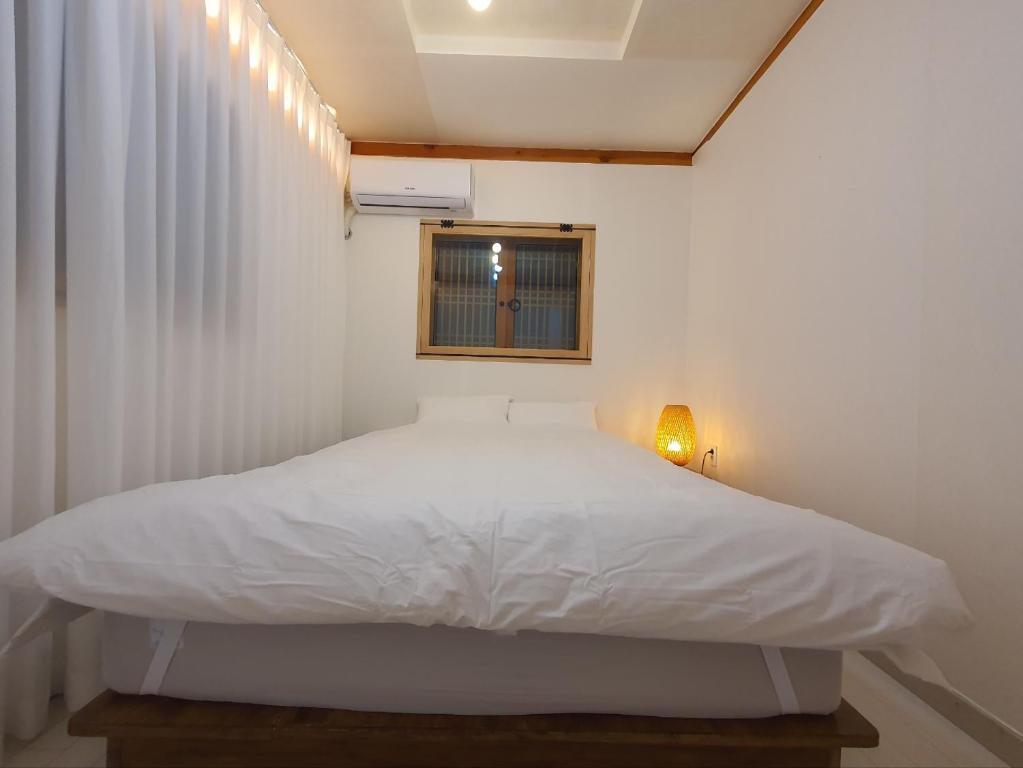 Postel nebo postele na pokoji v ubytování Haenggung stay Dalno - Suwon private house hanok