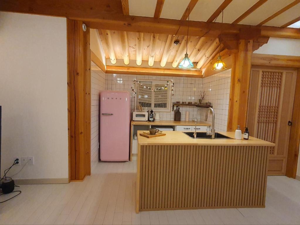 Kuchyň nebo kuchyňský kout v ubytování Haenggung stay Dalno - Suwon private house hanok
