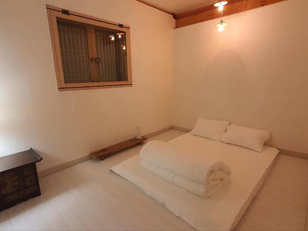 Postel nebo postele na pokoji v ubytování Haenggung stay Dalno - Suwon private house hanok