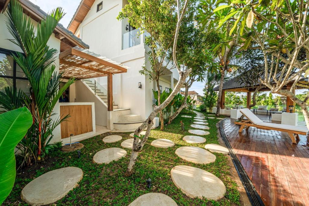 Zahrada ubytování Sarang Apartments by EVDEkimi Ubud