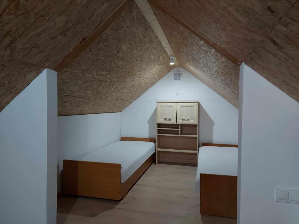 Postel nebo postele na pokoji v ubytování Dom pod czereśnią