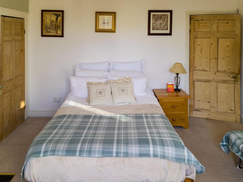 una camera con un letto con due cuscini sopra di Stunning Georgian Spacious Apartment Central Bath a Bath