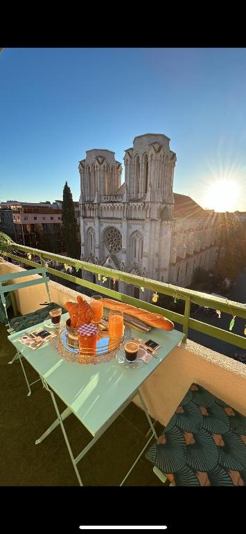 une table avec une assiette de nourriture au-dessus d'un bâtiment dans l'établissement Studio NICE CENTRE sur Avenue Jean Medecin MER à 8 minutes de marche, à Nice