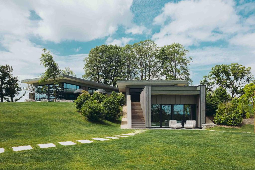 Le Bois d’Alice في Chanoz-Châtenay: منزل مع ساحة كبيرة مع ميدان عشبي