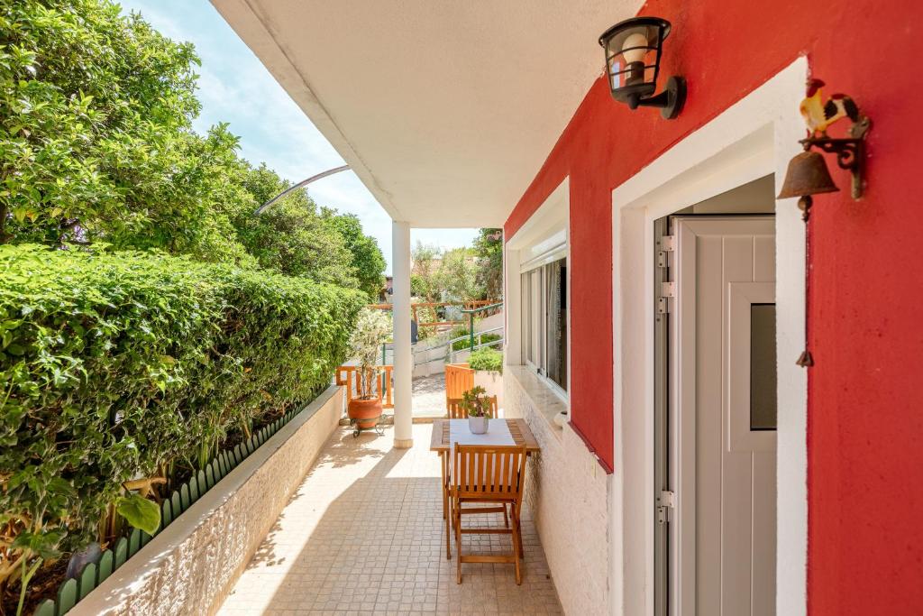 Il dispose d'un balcon avec une maison rouge et blanche. dans l'établissement Algés Village Casa 2 by Lisbon-Coast vacation, à Algés