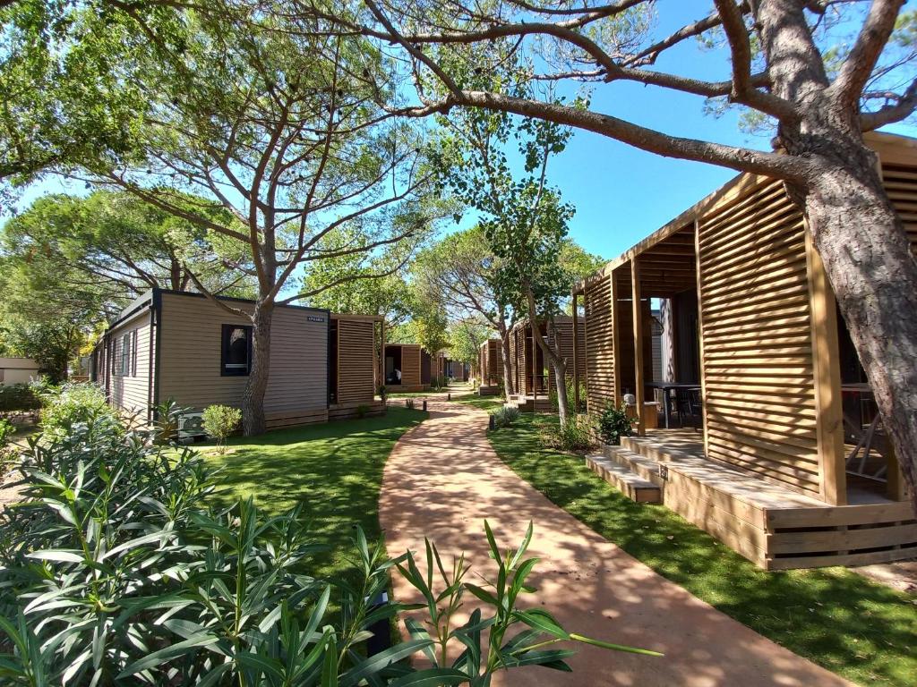 una casa sostenibile con un giardino e alberi sostenibili di Camping & Bungalows Platja Brava a Pals