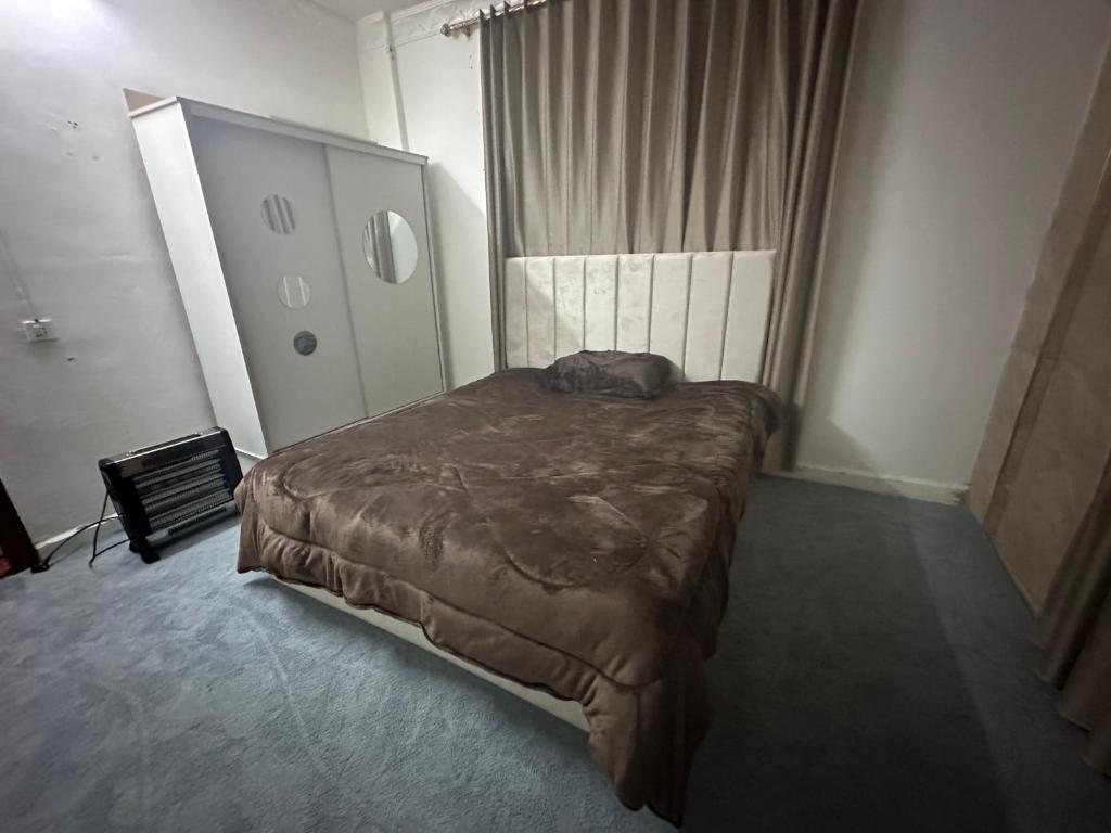 1 dormitorio con 1 cama y vestidor en شقه للأيجار في الحي الشرقي, en Irbid