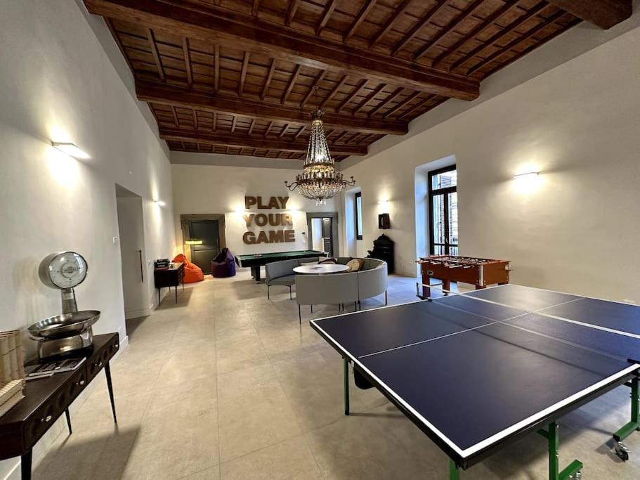Una sala de estar con una mesa de ping pong. en Nel cuore di Ronciglione, 36 Corso Umberto, en Ronciglione