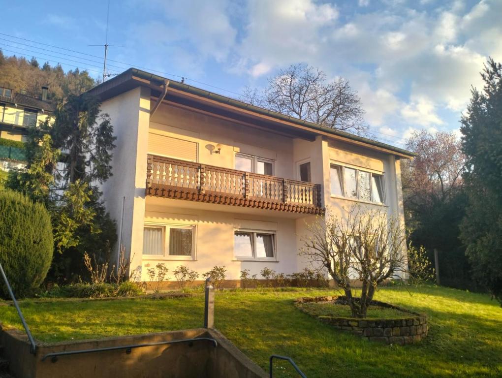 ein Haus mit Balkon auf einem Hof in der Unterkunft 123-Zimmerverleih Mosbach in Mosbach