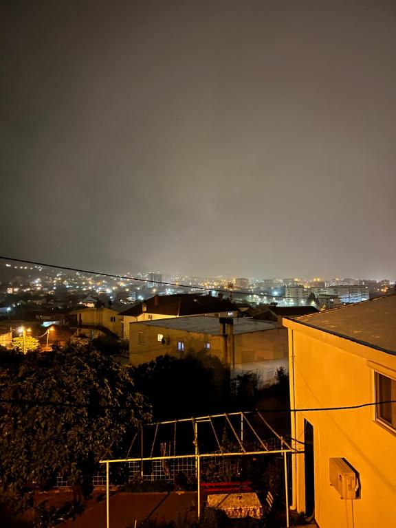 uma vista da cidade à noite em Apartman Agović em Bar