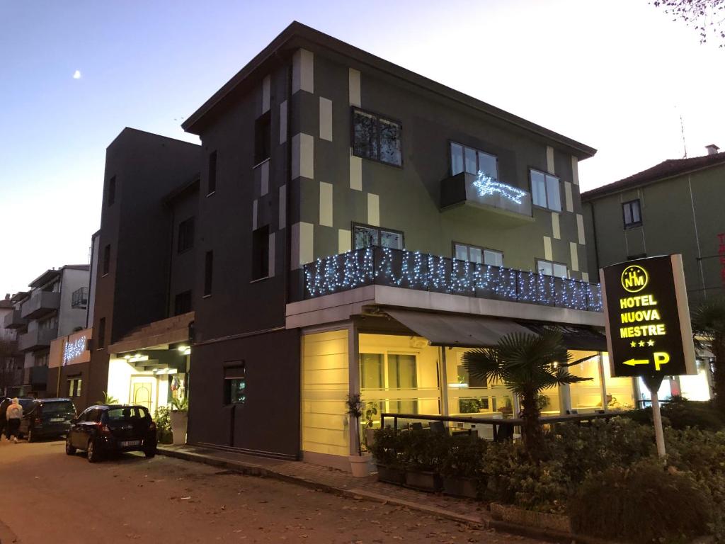 un bâtiment noir avec un panneau devant lui dans l'établissement Hotel Nuova Mestre, à Mestre