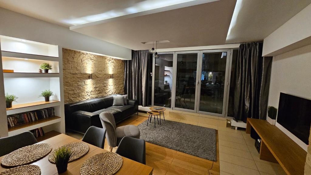 un soggiorno con divano e tavolo di Apartament Zeta Park DeLuxe a Ustroń