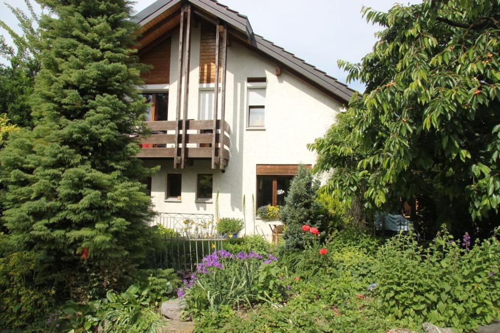 una casa con un jardín delante de ella en Bed & Breakfast Wepfer, en Grüt