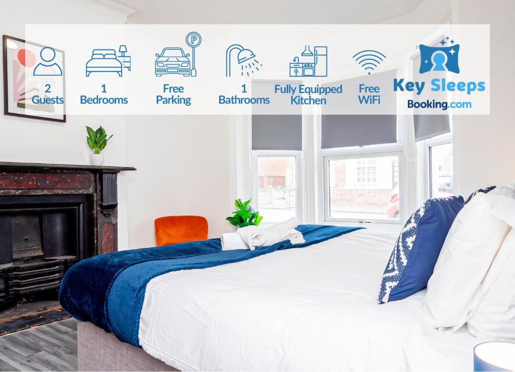 Dormitorio blanco con cama y chimenea en Free Parking-Central Location-Contractor-Leisure, en Colchester