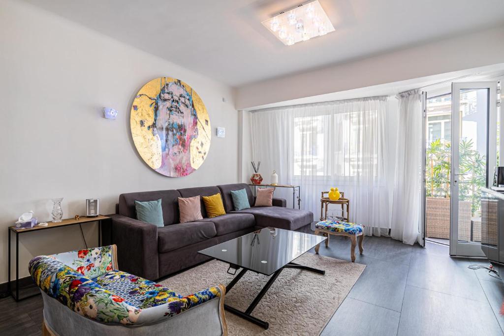 - un salon avec un canapé et une table dans l'établissement Bel appartement 3P Croisette*Cannes, à Cannes