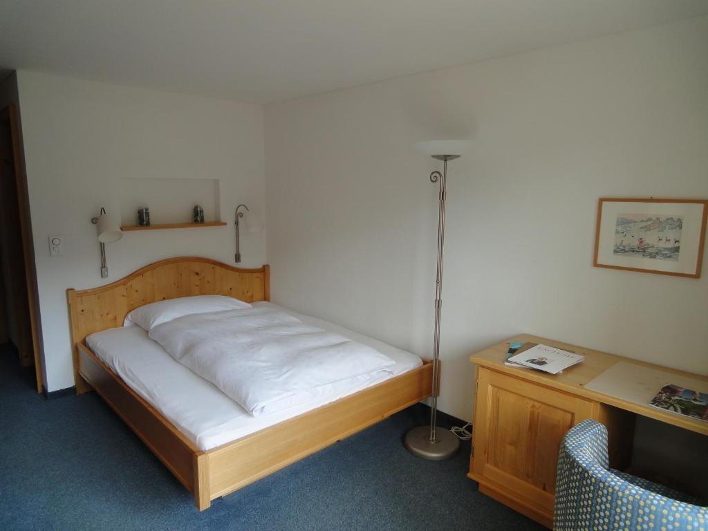Postel nebo postele na pokoji v ubytování Hotel Alpina Parpan