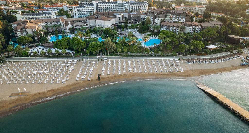 eine Luftansicht auf einen Strand mit einem Resort in der Unterkunft Paloma Perissia in Side