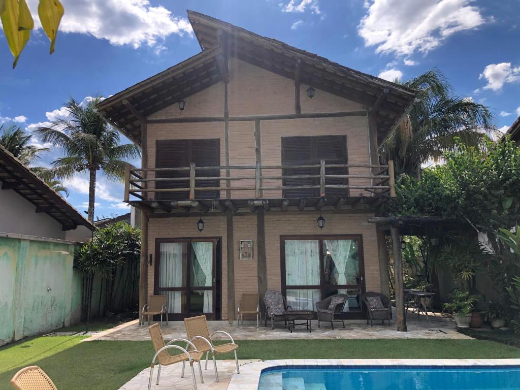 una casa con piscina frente a ella en Casa com Piscina, Barra do Una., en São Sebastião