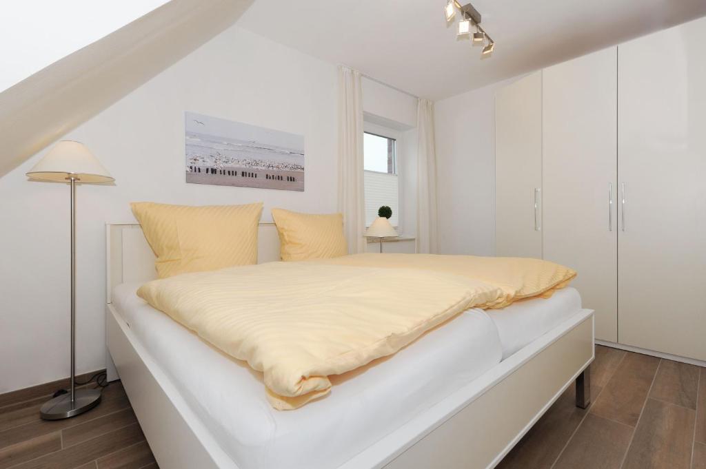 Postel nebo postele na pokoji v ubytování Ferienwohnung Inselstern - Residenz an der Nordseetherme