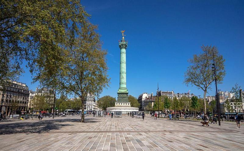 un grand monument au milieu d'une ville dans l'établissement Chambre 2 personnes dans appartement, à Paris