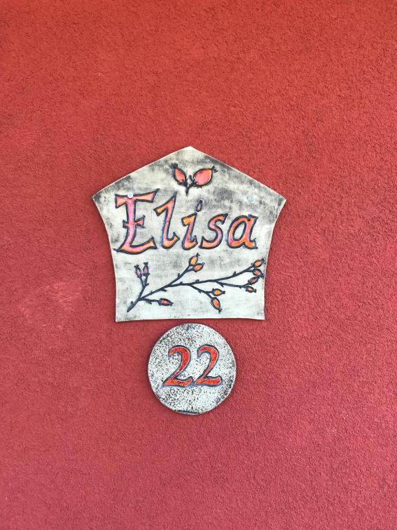 a metal object with the word elista on a red background at Urlaub am Plätlinsee - Haus Elisa in Wustrow