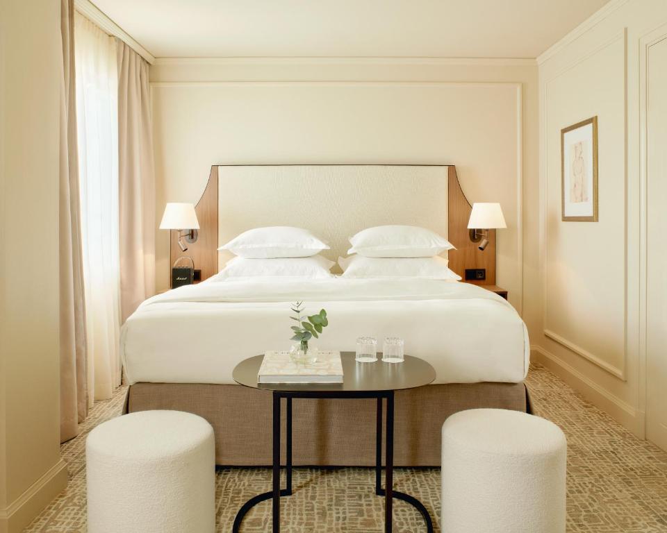 sypialnia z dużym łóżkiem ze stołem i stołkami w obiekcie Villa Dahlia w Sztokholmie