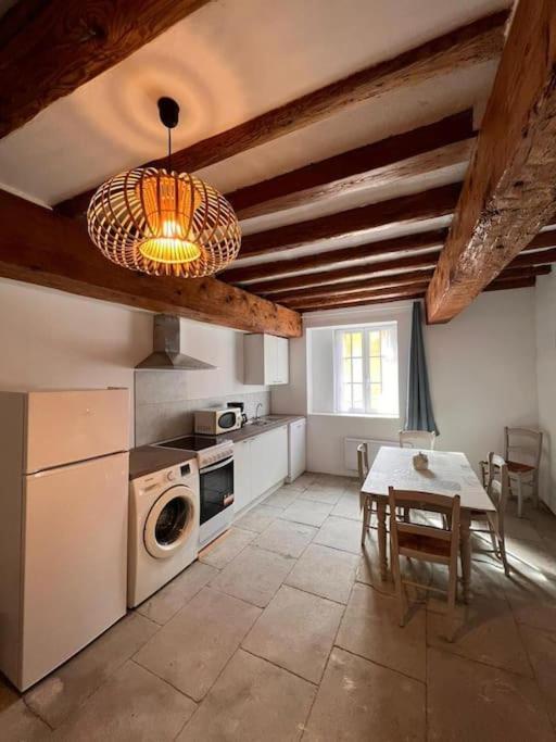 une cuisine avec une machine à laver et une table dans l'établissement 